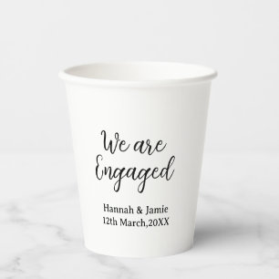 Gobelets En Papier Nous sommes fiancés nom date calligraphiestylé