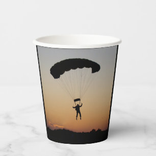 Gobelets En Papier Parachute de Skydiver au coucher du soleil