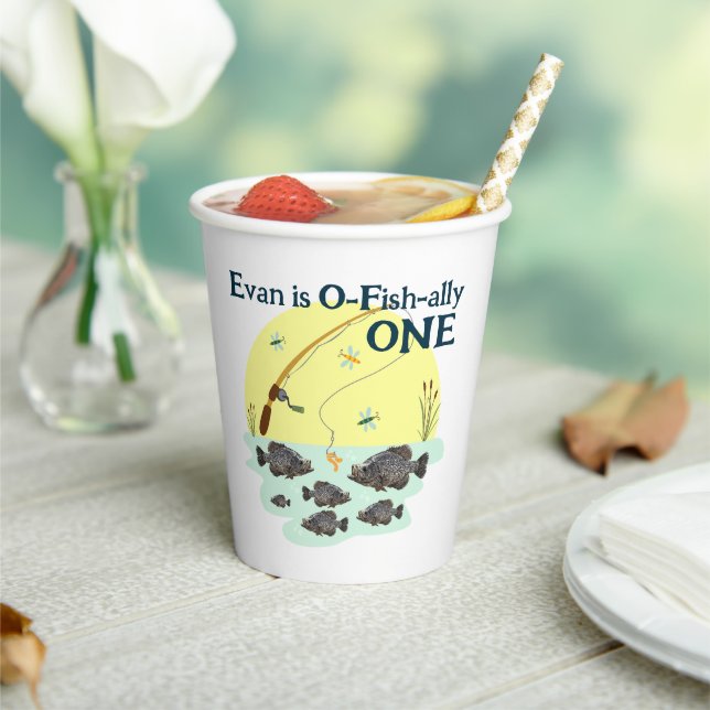 Gobelets En Papier Pêcher le premier poisson de merlan d'un enfant (Insitu)
