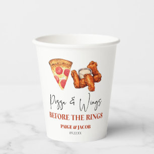Gobelets En Papier Pizza et ailes avant le dîner de répétition des ai