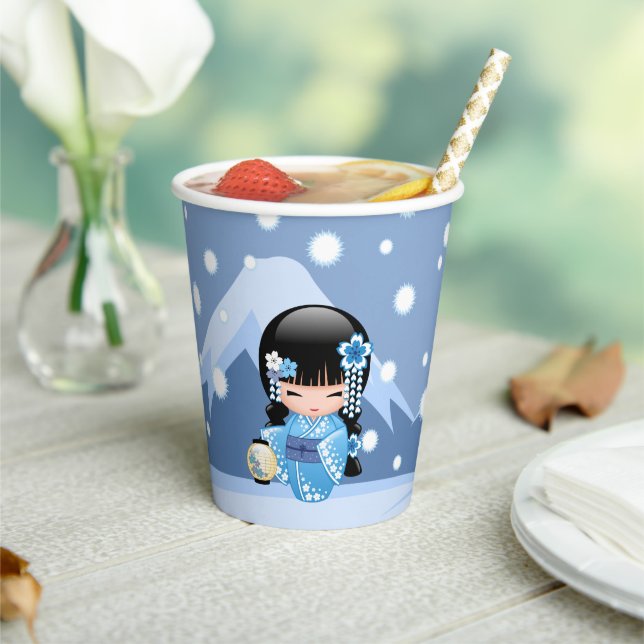 Gobelets En Papier Poupée Kokeshi d'hiver - Blue Mountain Geisha Girl (Insitu)