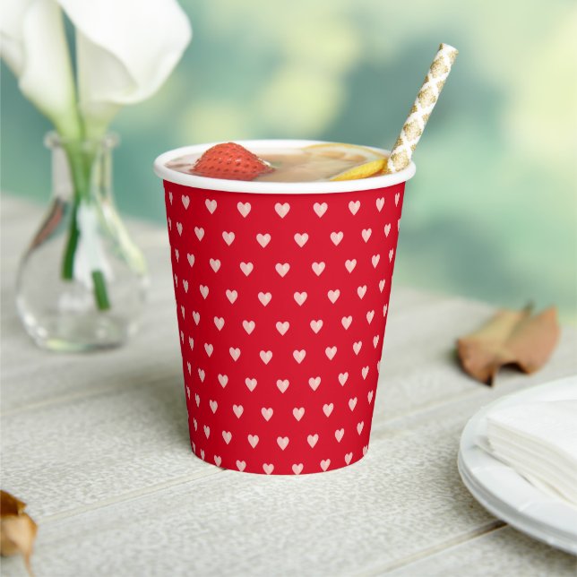 Gobelets en papier pour fête avec coeurs rouges (Insitu)