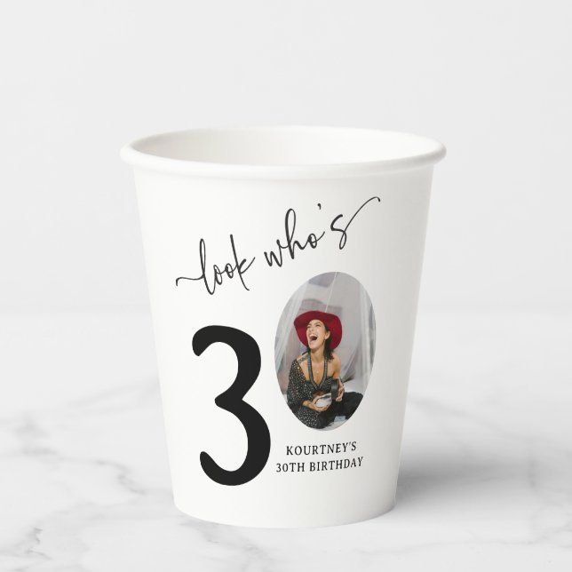 Gobelets En Papier Regarde qui a 30 ans ! Photo moderne 30e anniversa (Recto)