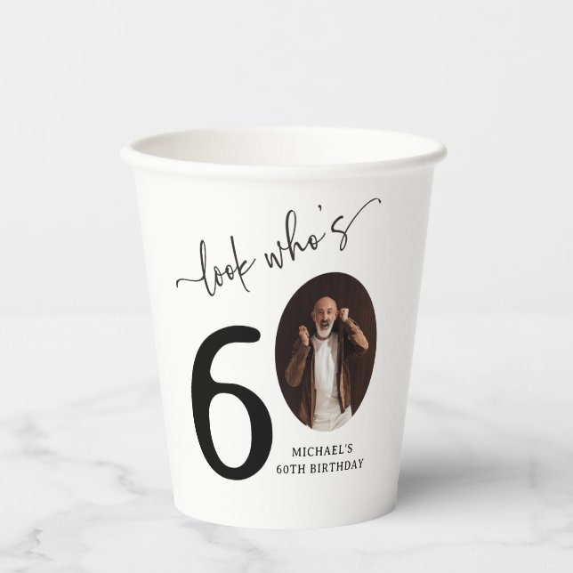 Gobelets En Papier Regarde qui a 60 ans ! Photo moderne 60e anniversa (Recto)