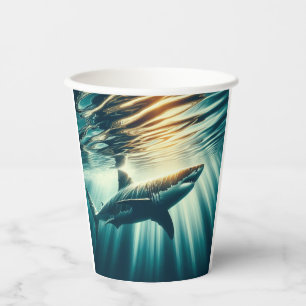 Gobelets En Papier Requin dans la mer bleue profonde & soleil