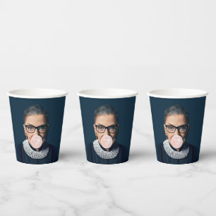 Gobelets En Papier Ruth Bader Ginsburg soufflant du chewing-gum rose