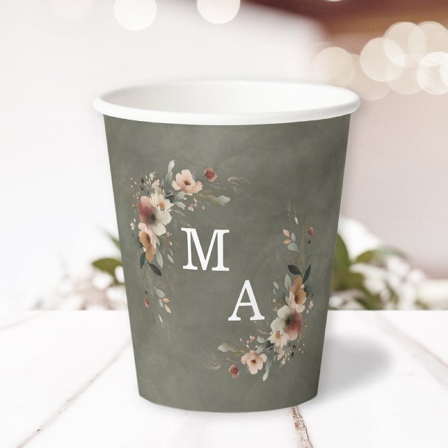Gobelets En Papier Sage Whisper Green Floral Wreath Mariage Monogramm (Elegant paper cups adorned with monogrammed floral wreaths, perfect for toasting in style.)