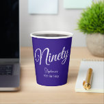 Gobelets En Papier Simply Modern Script Purple 90th Birthday Party<br><div class="desc">Simply Modern Script Purple 90th Birthday Party Special unique élégant Coupes de papier d'anniversaire violet spécialement conçu pour vos amis qui tournent le merveilleux jalon de 90! Ces tasses personnalisées ajoutent une touche parfaite aux paramètres de votre table de fête d'anniversaire. Planifiez votre fête avec plus de fournitures de fête...</div>