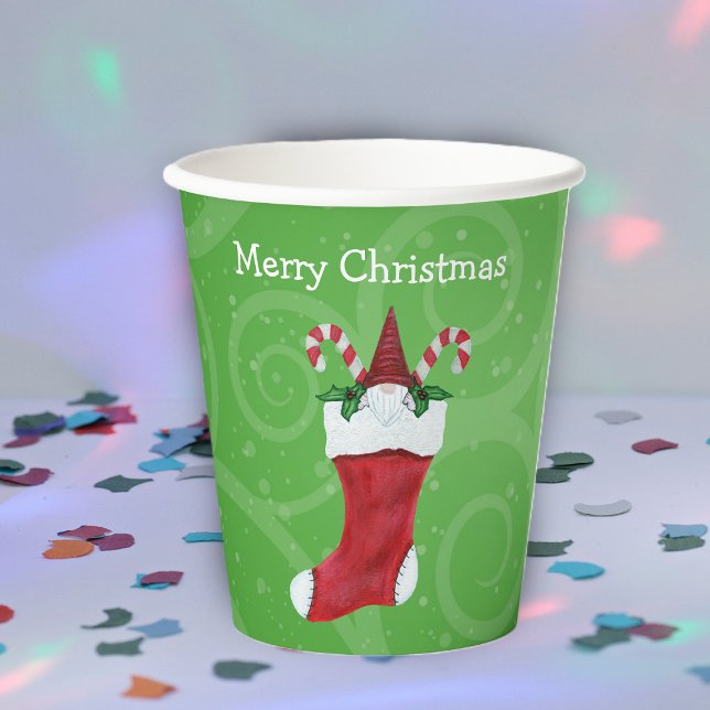 Gobelets En Papier Sucres de canne Casquettes rouges mignons Gnome No (Cute gnome red hat candy canes in Christmas Stocking on green swirls party paper drink cups.)