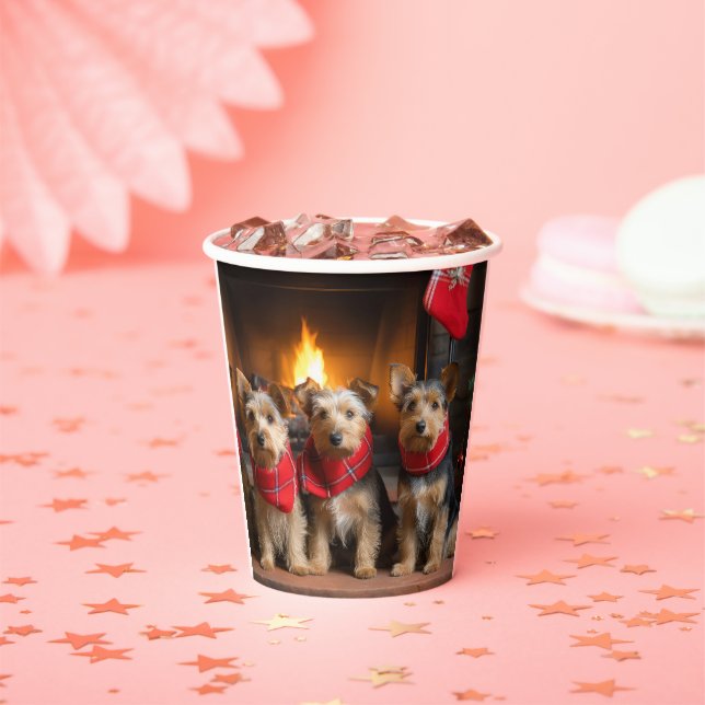 Gobelets En Papier Terrier australien près du feu Noël (Insitu)