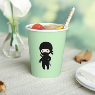 Gobelets En Papier Tiny Ninja Holding Throwing Star sur Green