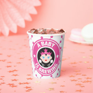Gobelets En Papier Un bébé brasse des tasses de papier café