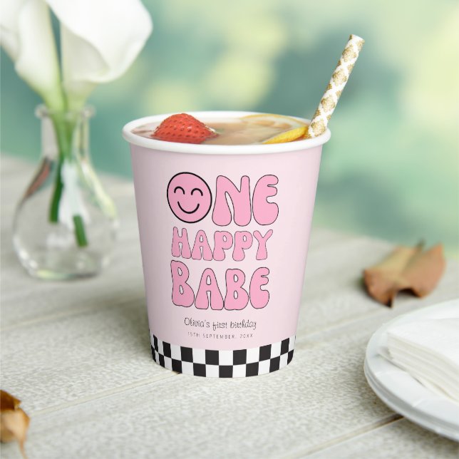 Gobelets En Papier Un Bébé heureux, joyeux visage rose (Insitu)