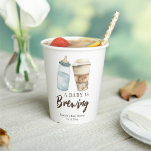 Gobelets En Papier Un bébé prépare une bouteille de café Baby shower