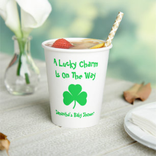 Gobelets En Papier Un Charme Chanceux Est Sur Le Chemin Des Tasses De