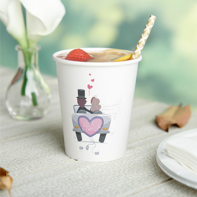 Gobelets En Papier Un Couple Marié Qui Conduit (Créateur téléchargé)