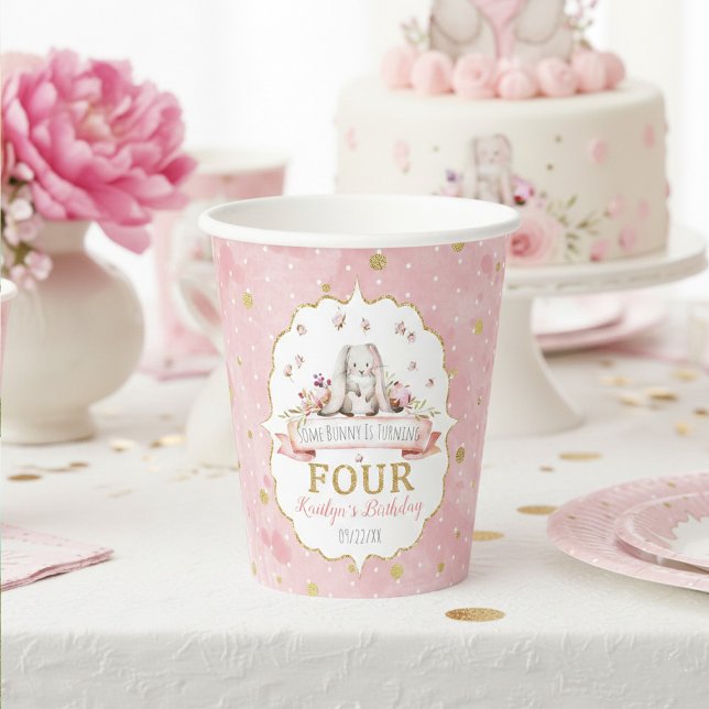 Gobelets En Papier Un lapin atteint quatre ans (Créateur téléchargé)
