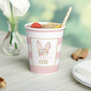 Gobelets En Papier Un lapin tourne une tasse de fête (oreilles de lap