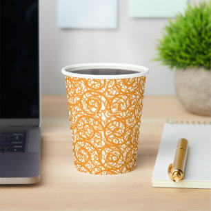 Gobelets En Papier Un tapis marron et orange avec un motif répétitif