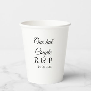 Gobelets En Papier Une lettre initiale de nom de couple chaud date te