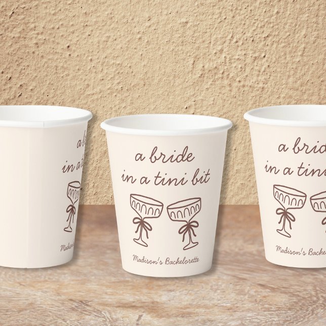 Gobelets En Papier Une mariée dans un tout petit peu d'espresso Marti (A Bride In A Tini Bit Espresso Martini Bach Party Paper Cups)