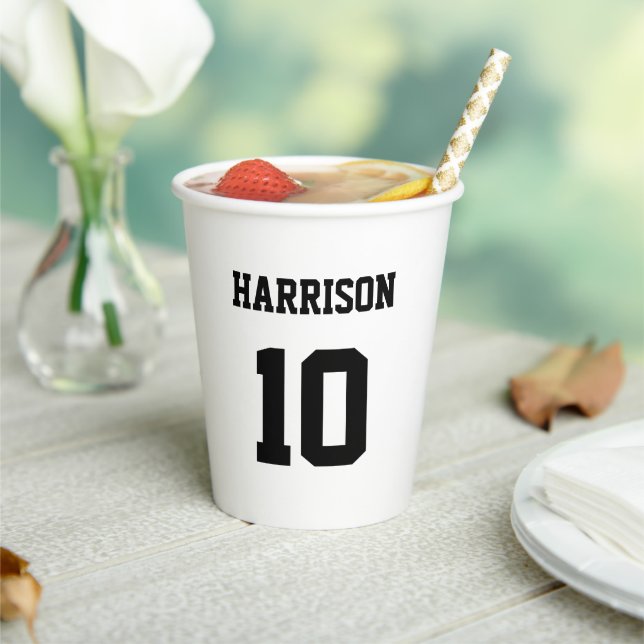 Gobelets En Papier Varsity sport noir blanc nom d'anniversaire (Insitu)