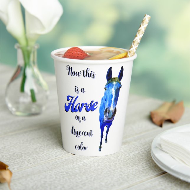 Gobelets En Papier Voici un cheval d'une couleur différente en bleu (Insitu)