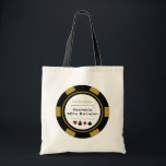 Gold Las Vegas Casino Poker Chip Sac fourre-tout d<br><div class="desc">Ce sac fourre-tout de puces de poker en or et blanc ferait un cadeau parfait pour vos invités d'anniversaire à passer la nuit de jeu ou un week-end à Las Vegas. Personnalisez le design avec votre nom et votre date de naissance # en noir au centre, et votre texte en...</div>