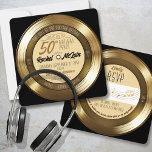 Gold Record Retro 50e Anniversaire Fête Invitation<br><div class="desc">Cette invitation unique et amusante Black and Solid Gold Vinyl Record Retro Music thème 50e anniversaire de fête comprend un titre de chanson de jeu de disques "This Will Be One For The Record" et détails typographiques est l'une de vos invités sûrement se souvenir! Invitation carré a une solide vibe...</div>