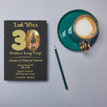 Gold sur Black avec photo 30th Birthday Invitation<br><div class="desc">Customisez cet or sur le noir avec la photo 30th Birthday Invitation avec la photo de l'Honneur et toutes les informations pour une grande célébration. Souviens-toi ! Vous pouvez télécharger ce design !</div>