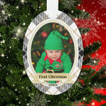 Gold Winter Plated Première photo de Noël<br><div class="desc">Personnalisez cet ornement acrylique "Premier Noël" avec la photo, le nom, la date et d'autres textes optionnels sur le devant et le dos de votre bébé. L'ornement en forme ovale est encadré dans un joli motif en plaid d'hiver sur le devant, avec des accents d'arbre de vacances sur le dos...</div>