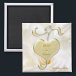 Golden Heart Wedding Favor Magnet<br><div class="desc">Coeur doré précieux sur rose blanche arrière - plan décore cette belle faveur de mariage. Vous pouvez personnaliser l'ajout de noms et de date. com.</div>
