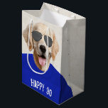 Golden Retriever 90th Birthday Medium Cadeau sac<br><div class="desc">Golden Retriever chien avec t-shirt bleu et lunettes de soleil d'aviateur pour 90ème anniversaire. L'âge d'anniversaire est modifiable. Arrière - plan peut être modifié.</div>