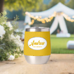 Golden Yellow Stylisé Mariage Nom du fabricant<br><div class="desc">Offrez à votre mariage Best Man ce croustillant en acier inoxydable tendance et personnalisé avec son nom en écriture stylisée dans un design blanc et ovale. La couleur et le script de l'Arrière - plan est jaune doré. Personnalisez votre cave à vin en éditant et en remplaçant le nom par...</div>