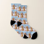 Goldendoodle Winter Wonderland Christmas Joy<br><div class="desc">Ce design festif reflète l'esprit joyeux de la période des fêtes, avec un adorable petit portant un chapeau de Père Noël. Le chien est niché dans un pays des merveilles hivernales, avec un bonhomme de neige, un sapin de Noël décoré et des cadeaux joliment emballés. Les flocons de neige tombent...</div>