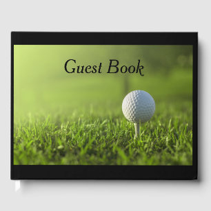 Golf Livre d'or avec balle de golf sur tee on gree