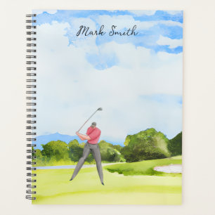 Golfer est sur l'herbe verte du terrain de golf