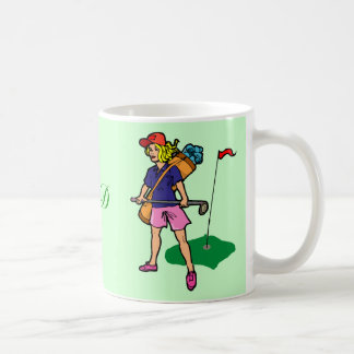 Golfeur de dame de golf avec la tasse de