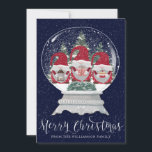 Gomes mignons dans un Globe des neiges<br><div class="desc">Trois mignons génomes se tiennent sur une scène forestière dans un globe de neige. Ils ont sur des chapeaux de Père Noël rouge et chacun a un cadeau. Il y a des pins derrière eux et un buisson vert devant. Joyeux Noël est écrit ci-dessous dans un script populaire de calligraphie...</div>