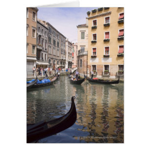 Gondolas dans un canal, Venise, Italie