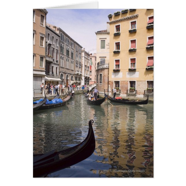 Gondolas dans un canal, Venise, Italie (Devant)