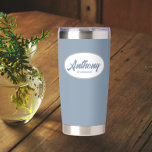 Gourde Isotherme Dusty Blue Stylisé Mariage Nom du fabricant<br><div class="desc">Offrez votre toiletteur mariage avec ce tondeuse en acier inoxydable, tendance et personnalisé, avec son nom en écriture stylisée dans un design ovale blanc. La couleur et le script de l'Arrière - plan est bleu poussiéreux. Personnalisez votre tondeuse thermique en éditant et en remplaçant le nom du toiletteur par le...</div>
