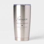 Gourde Isotherme Groomsman Nom personnalisé Mariage<br><div class="desc">Groomsman Nom personnalisé Mariage Party Insulated Tumbler porte le nom de votre marié avec les noms du couple nuptial et la date de mariage accentuée d'un petit coeur d'amour. Sur mesure pour votre toiletteur. Conçu par ©2024 Evco Studio www.zazzle.com/store/evcostudio</div>