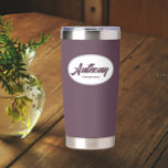 Gourde Isotherme Mariage de l'auberge Stylisé Nom du fabricant<br><div class="desc">Offrez votre toiletteur mariage avec ce tondeuse en acier inoxydable, tendance et personnalisé, avec son nom en écriture stylisée dans un design ovale blanc. La couleur et le script de l'Arrière - plan sont eggplant. Personnalisez votre tondeuse thermique en éditant et en remplaçant le nom du toiletteur par le nom...</div>