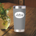 Gourde Isotherme Mariage stylisé gris foncé Nom du fabricant<br><div class="desc">Offrez votre toiletteur mariage avec ce tondeuse en acier inoxydable, tendance et personnalisé, avec son nom en écriture stylisée dans un design ovale blanc. Arrière - plan et script est une couleur gris foncé. Personnalisez votre tondeuse thermique en éditant et en remplaçant le nom du toiletteur par le nom désiré....</div>