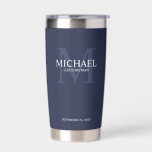Gourde Isotherme Masculine Monogramme personnalisé et nom Groomsmen<br><div class="desc">Ajoutez une touche personnelle à votre mariage avec un cadeau personnalisé pour les groomsmen. Ce design présente le nom personnalisé du marionnettiste avec titre en blanc et monogramme en bleu marine clair comme arrière - plan, dans le style de police serif classique sur arrière - plan bleu marine. Parfait aussi...</div>