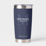 Gourde Isotherme Masculine Monogramme personnalisé et nom Groomsmen<br><div class="desc">Ajoutez une touche personnelle à votre mariage avec un cadeau personnalisé pour les groomsmen. Ce design présente le nom personnalisé du marionnettiste avec titre en blanc et monogramme en bleu marine clair comme arrière - plan, dans le style de police serif classique sur arrière - plan bleu marine. Parfait aussi...</div>