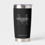 Gourde Isotherme Masculine Monogramme personnalisé et nom Groomsmen<br><div class="desc">Ajoutez une touche personnelle à votre mariage avec un cadeau personnalisé pour les groomsmen. Ce design présente le nom personnalisé du marionnettiste avec titre en blanc et monogramme en gris clair comme arrière - plan, dans le style de police serif classique sur arrière - plan noir. Parfait aussi pour le...</div>