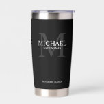 Gourde Isotherme Masculine Monogramme personnalisé et nom Groomsmen<br><div class="desc">Ajoutez une touche personnelle à votre mariage avec un cadeau personnalisé pour les groomsmen. Ce design présente le nom personnalisé du marionnettiste avec titre en blanc et monogramme en gris clair comme arrière - plan, dans le style de police serif classique sur arrière - plan noir. Parfait aussi pour le...</div>
