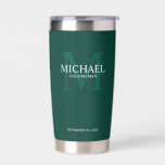 Gourde Isotherme Masculine Monogramme personnalisé et nom Groomsmen<br><div class="desc">Ajoutez une touche personnelle à votre mariage avec un cadeau personnalisé pour les groomsmen. Ce design présente le nom personnalisé du toiletteur avec titre en blanc et monogramme en vert émeraude clair comme arrière - plan, dans le style de police serif classique sur arrière - plan vert émeraude. Parfait aussi...</div>